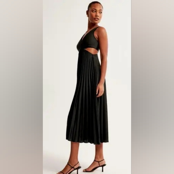 Abercrombie & Fitch Black Pleated Cutout Maxi Dress - Picture 3 of 9